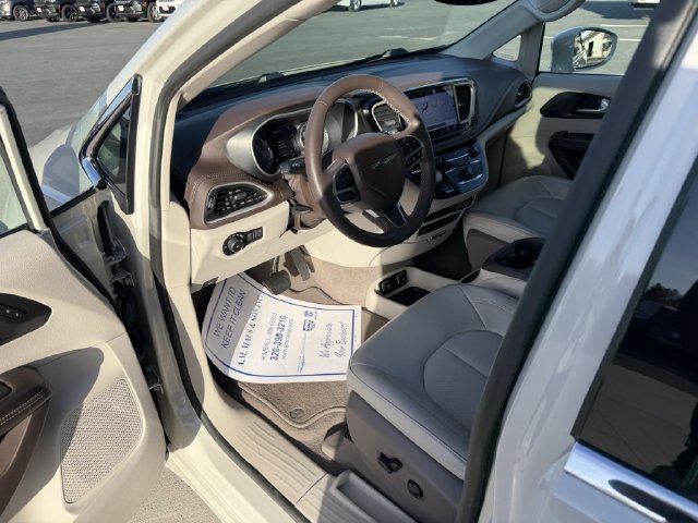 Used 2021 Chrysler Pacifica Touring-L w/ Uconnect Theater Family Group FWD image 10