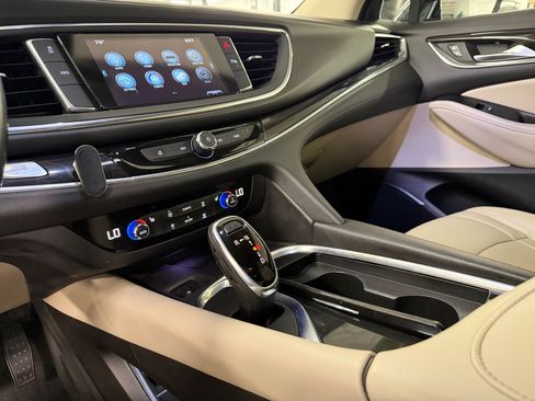 Used 2019 Buick Enclave Essence AWD/4WD image 16
