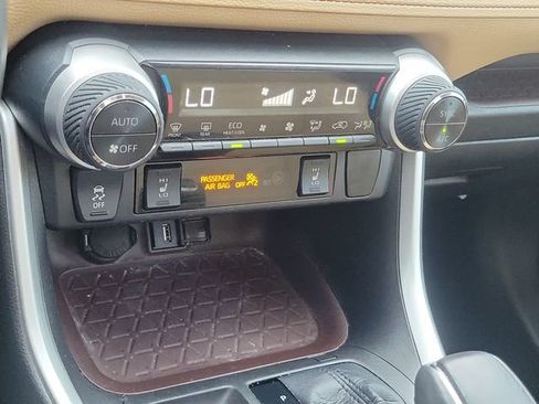 Used 2020 Toyota RAV4 Limited AWD/4WD image 25