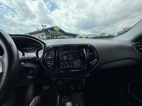 Used 2018 Jeep Compass Limited w/ Navigation Group AWD/4WD image 19