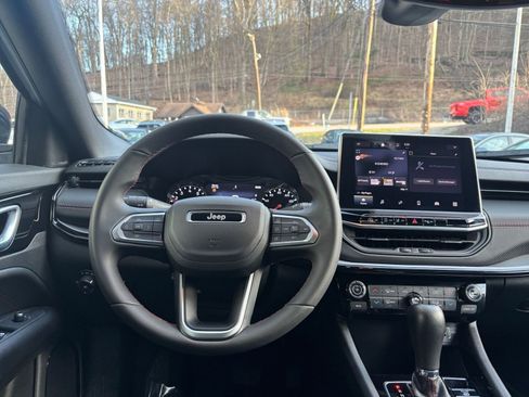 Used 2025 Jeep Compass Trailhawk image 37