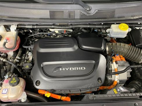 Used 2021 Chrysler Pacifica Touring-L FWD image 11