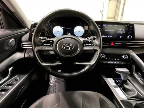 Used 2022 Hyundai Elantra SEL w/ Convenience Package FWD image 5