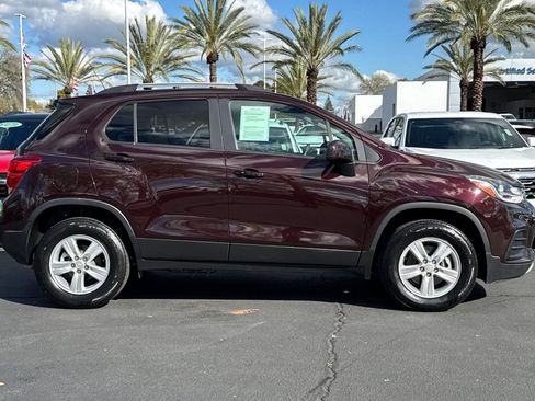 Certified 2022 Chevrolet Trax LT w/ LT Convenience Package image 2