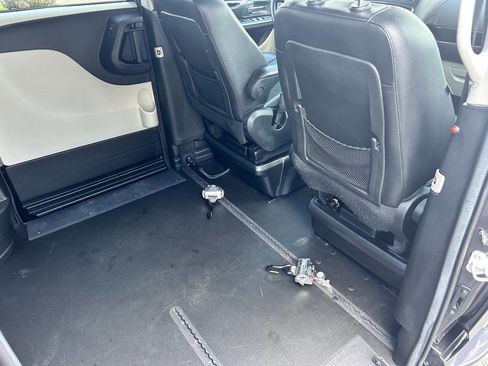 Used 2019 Dodge Grand Caravan SXT image 7