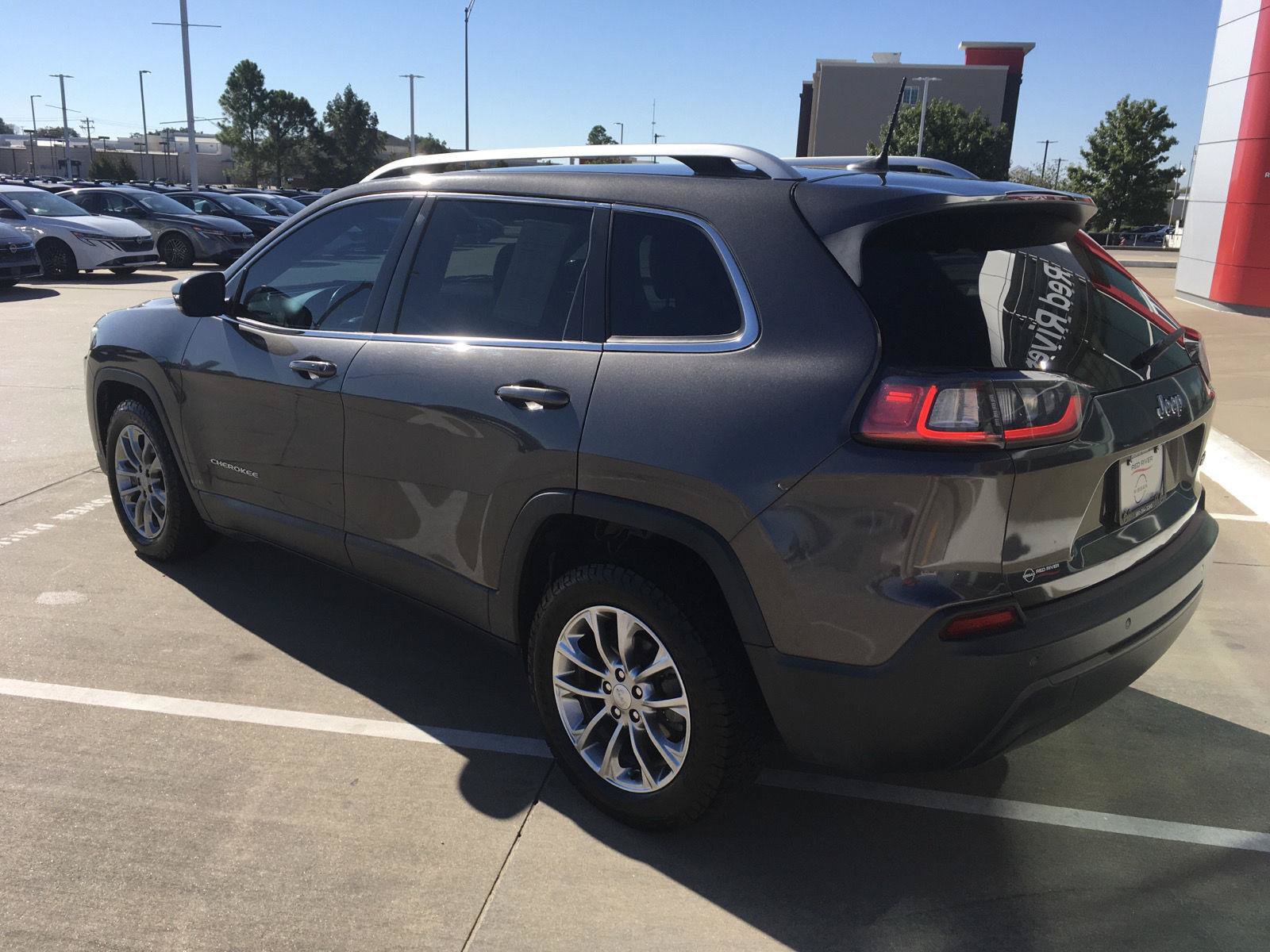 Used 2019 Jeep Cherokee Latitude Plus FWD image 10