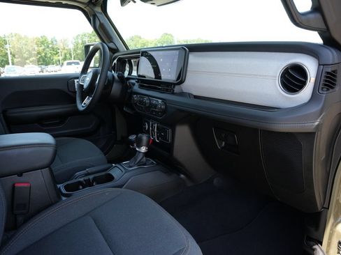 Used 2026 Jeep Wrangler Unlimited Sahara AWD/4WD image 21