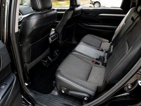 Used 2017 Toyota Highlander Plus image 48