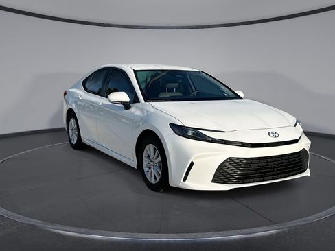 Used 2025 Toyota Camry LE FWD image 12