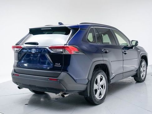 Used 2021 Toyota RAV4 XLE Premium image 5