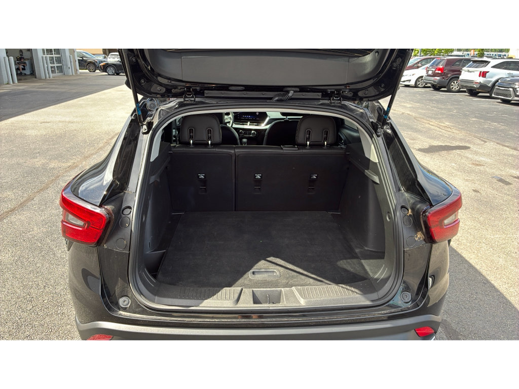Used 2025 Chevrolet Trax LT FWD image 9