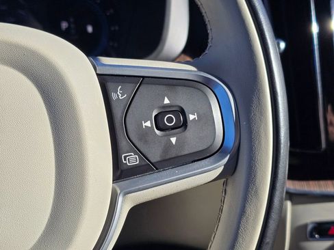 Used 2022 Volvo XC60 B5 Momentum image 35