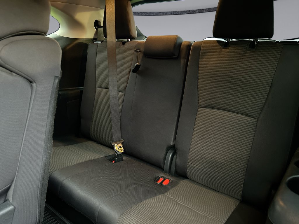 Used 2024 Toyota Highlander LE FWD image 29