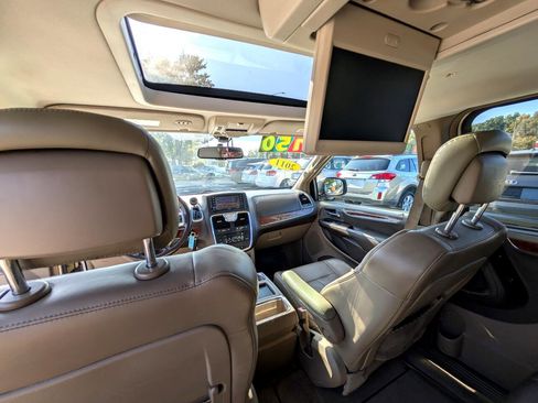 Used 2011 Chrysler Town & Country Limited w/ Trailer Tow Group image 24