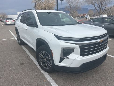 Certified 2025 Chevrolet Traverse LT image 3