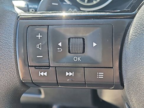 Used 2023 Nissan Rogue SV image 24