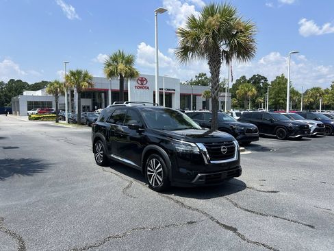 Used 2024 Nissan Pathfinder Platinum w/ Cargo Package AWD/4WD image 2