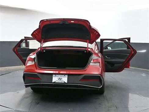 Used 2025 Hyundai Elantra Blue image 38