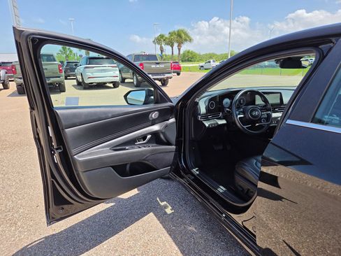 Used 2024 Hyundai Elantra Limited FWD image 11