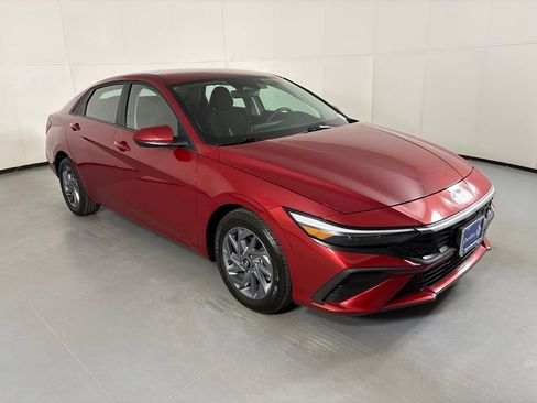 Used 2024 Hyundai Elantra SEL FWD image 2