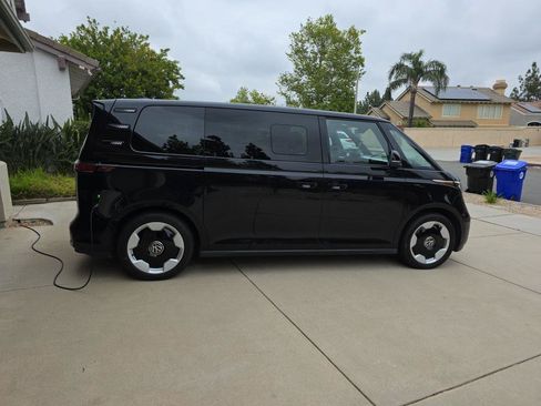Certified 2025 Volkswagen ID. Buzz Pro S RWD image 1