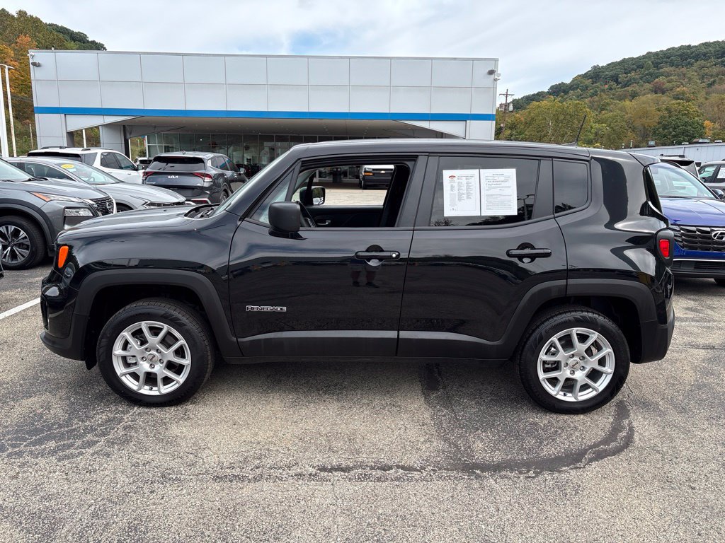 Used 2023 Jeep Renegade Latitude AWD/4WD image 2