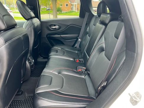 Used 2022 Jeep Cherokee Trailhawk w/ Sun, Sound & Nav Group AWD/4WD image 5