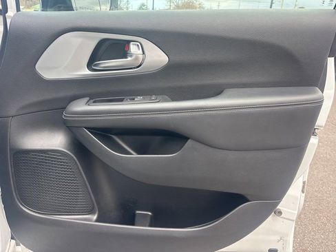 Used 2024 Chrysler Pacifica Select image 11