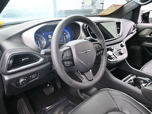 Used 2024 Chrysler Pacifica Limited w/ S Appearance Package image 10