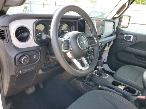 Used 2025 Jeep Wrangler Unlimited Sahara w/ Safety Group AWD/4WD image 15