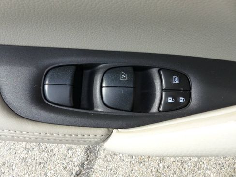 Used 2021 Nissan Rogue Sport SV FWD image 18