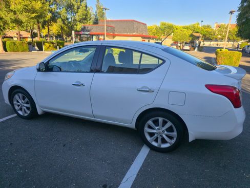 Used 2014 Nissan Versa w/ Tech Package FWD image 6