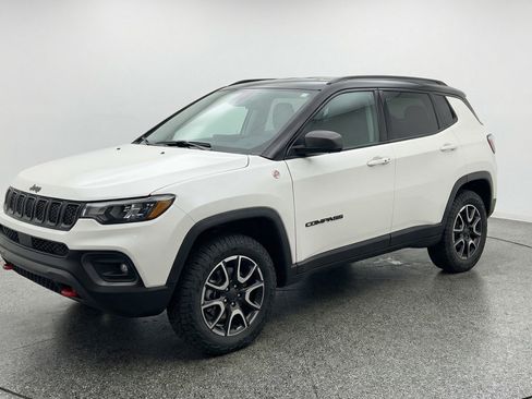 Used 2025 Jeep Compass Trailhawk image 3