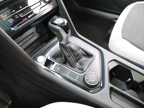 Certified 2025 Volkswagen Taos SE AWD/4WD image 17