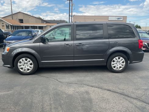 Used 2017 Dodge Grand Caravan SE w/ UConnect Hands-Free Group FWD image 4