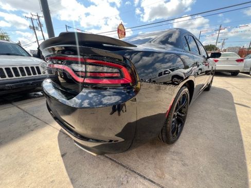 Used 2017 Dodge Charger SE w/ Blacktop Package RWD image 5
