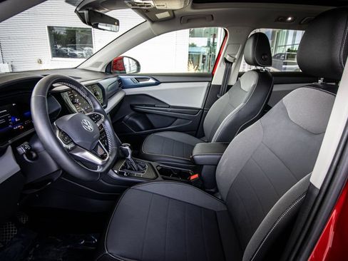 Used 2022 Volkswagen Taos SE w/ Panoramic Sunroof Package FWD image 24
