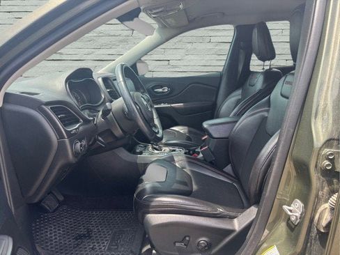 Used 2019 Jeep Cherokee Trailhawk w/ Cold Weather Group image 12