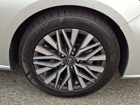 Used 2024 Nissan Altima 2.5 SV FWD image 9
