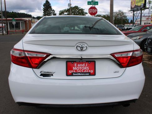Used 2015 Toyota Camry SE FWD image 5