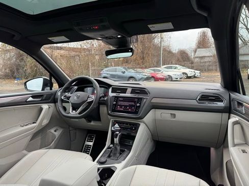 Used 2024 Volkswagen Tiguan SE R-Line image 17