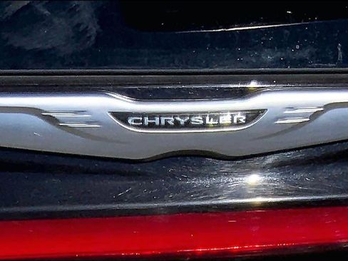 Used 2023 Chrysler Pacifica Touring-L image 9