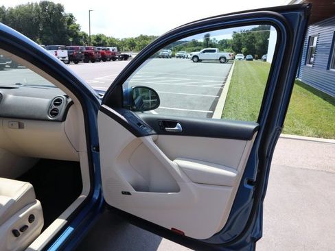 Used 2017 Volkswagen Tiguan SEL AWD/4WD image 25