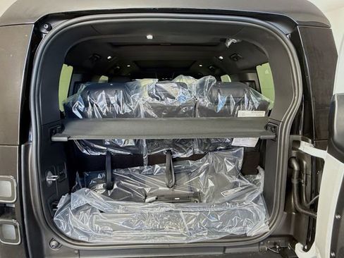 New 2026 Land Rover Defender 130 X-Dynamic SE image 28