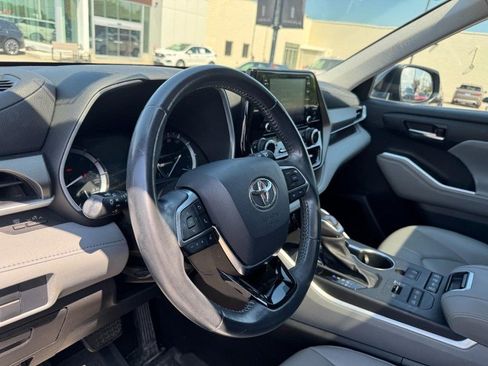 Used 2021 Toyota Highlander XLE AWD/4WD image 15
