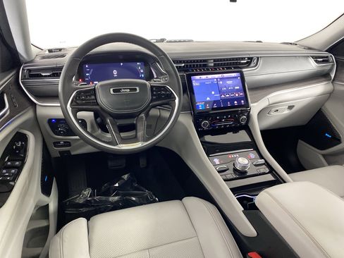 Used 2022 Jeep Grand Cherokee Overland w/ Luxury Tech Group IV image 38