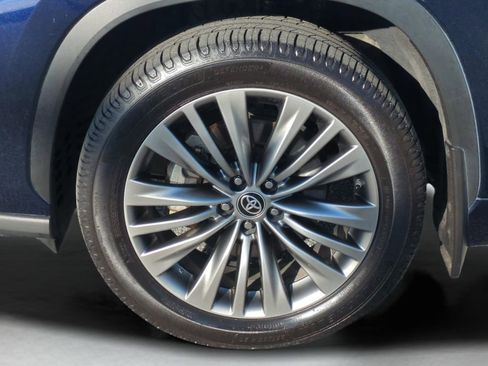 Used 2021 Toyota Highlander Platinum image 18