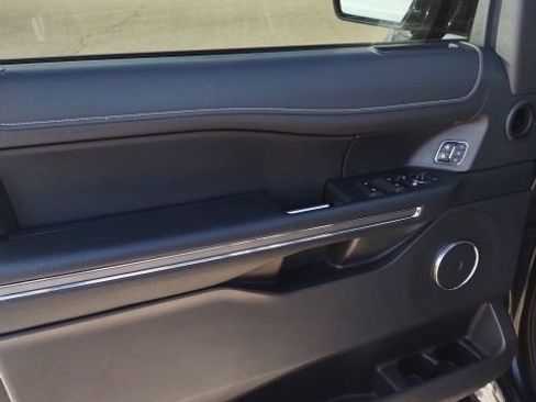 Used 2023 Ford Expedition XLT image 9