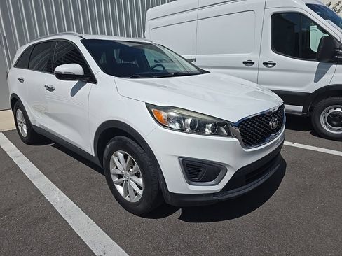 Used 2017 Kia Sorento FWD w/ LX Convenience Package image 2