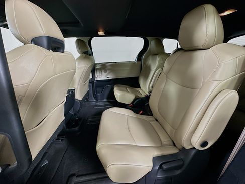Used 2021 Toyota Sienna XLE FWD image 27